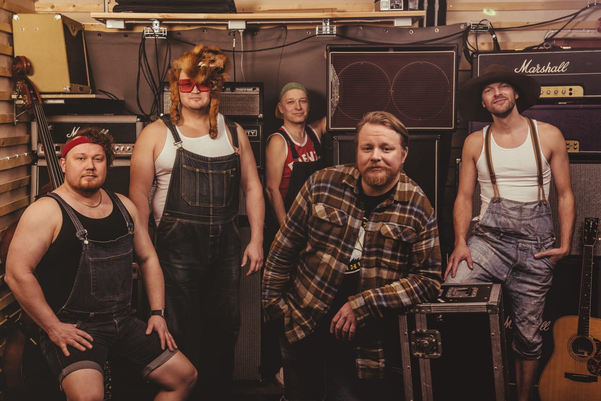 Steve 'n' Seagulls Release Bluegrass Cover of "Too Much Love Will Kill You"